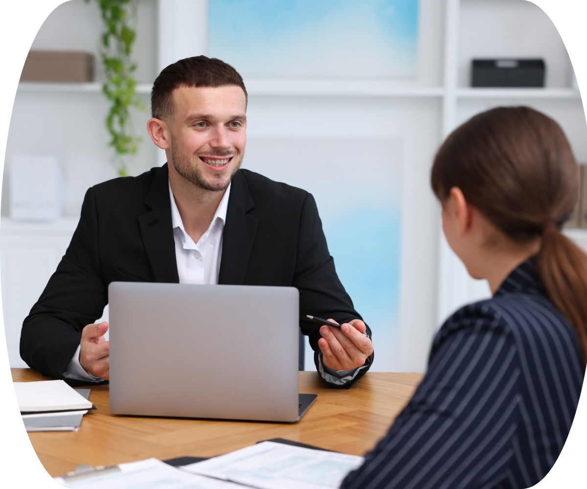 Asesor explicando cobertura de póliza a cliente