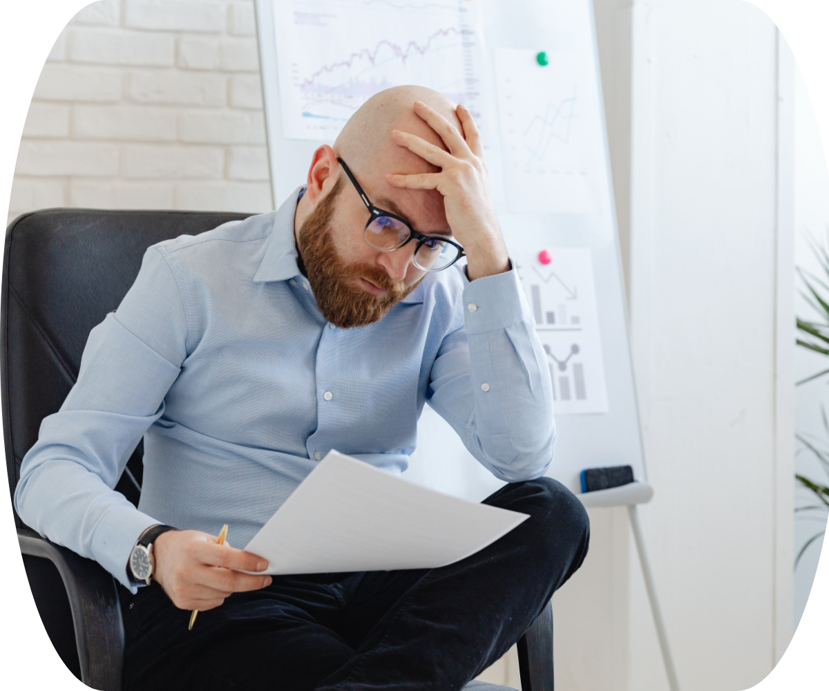 Persona con incertidumbre al intentar entender las opciones de seguros de vida