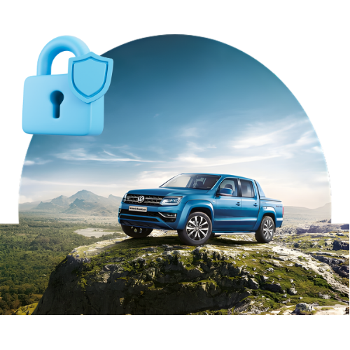 Persona revisando póliza de seguro de auto con asesor, vehículo moderno en entorno urbano colombiano