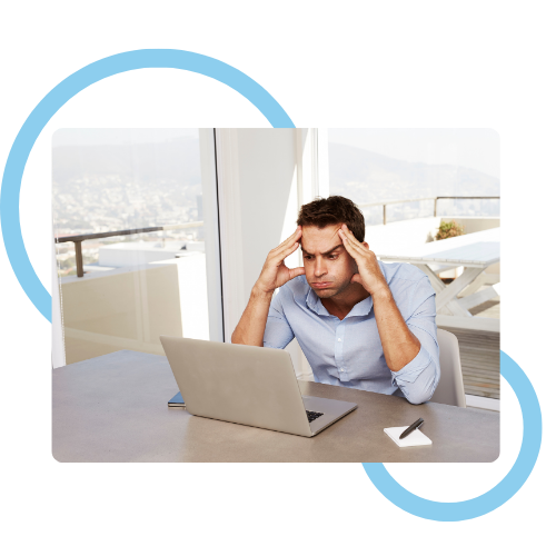 Persona frustrada al intentar entender las opciones de seguros de auto