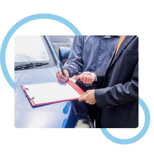 Persona tomando decisión informada sobre su seguro de auto con claridad y confianza