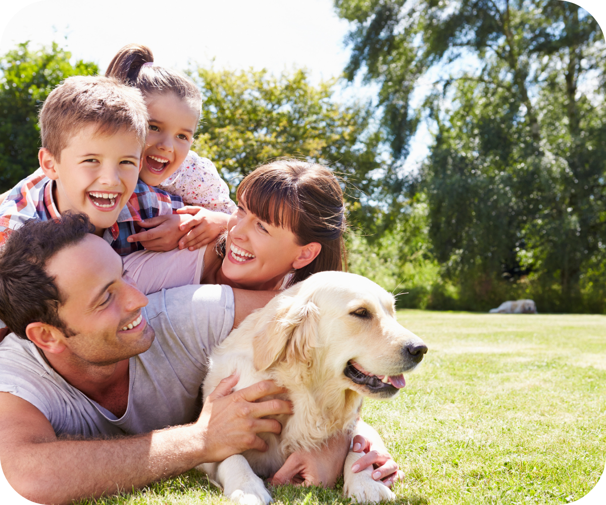 Familia colombiana en entorno cotidiano transmitiendo seguridad y estabilidad