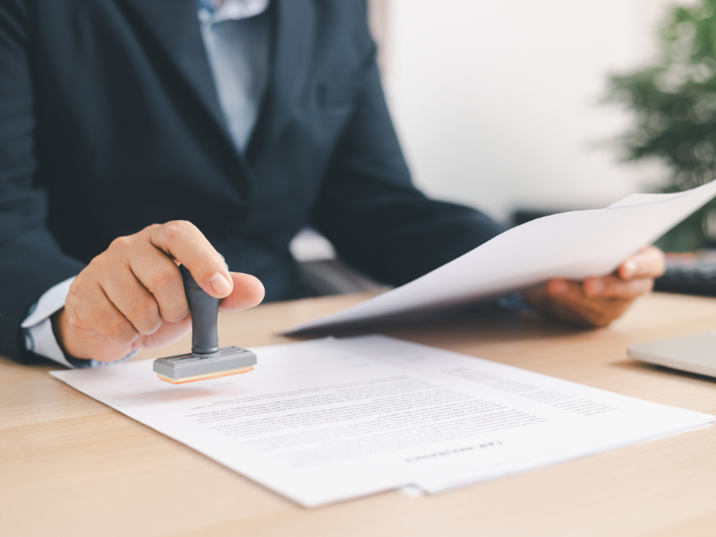 Empresario preocupado por los riesgos de su operación sin cobertura adecuada