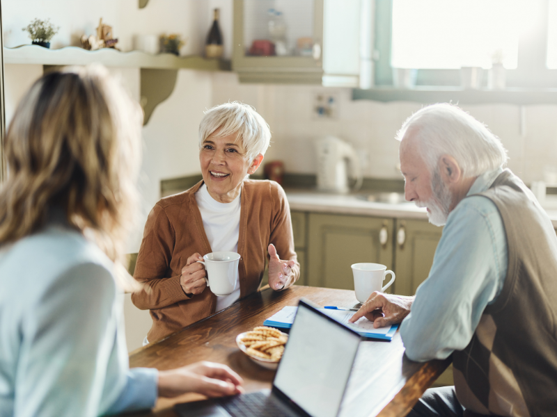 Persona frustrada esperando atención médica sin cobertura adecuada