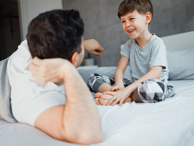 Familia protegida con seguros de vida, accidentes y salud en Colombia