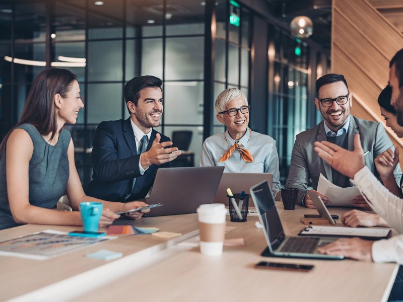 Empresario protegiendo su negocio con seguros empresariales en Colombia